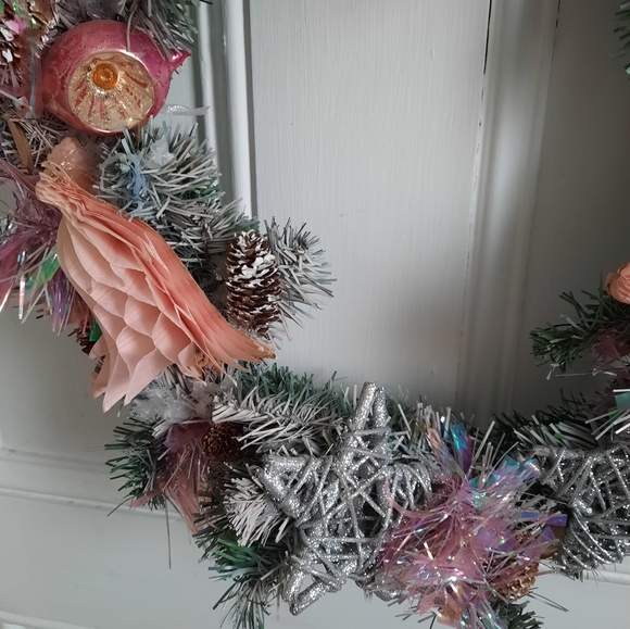 christmas Wreath with Pink vintage paper bells and old ornaments / 16 inches - Picture 5 of 6